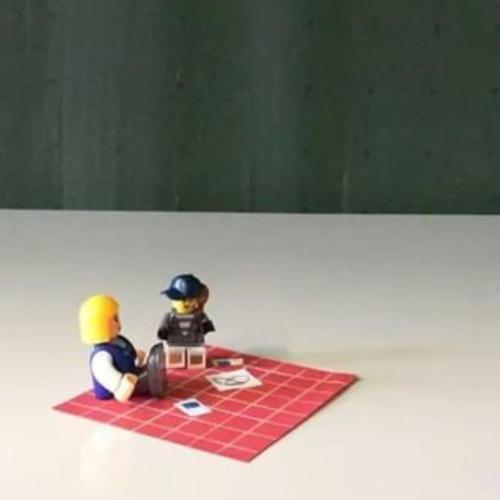 Zwei Lego-Figuren auf einer Picknick-Decke